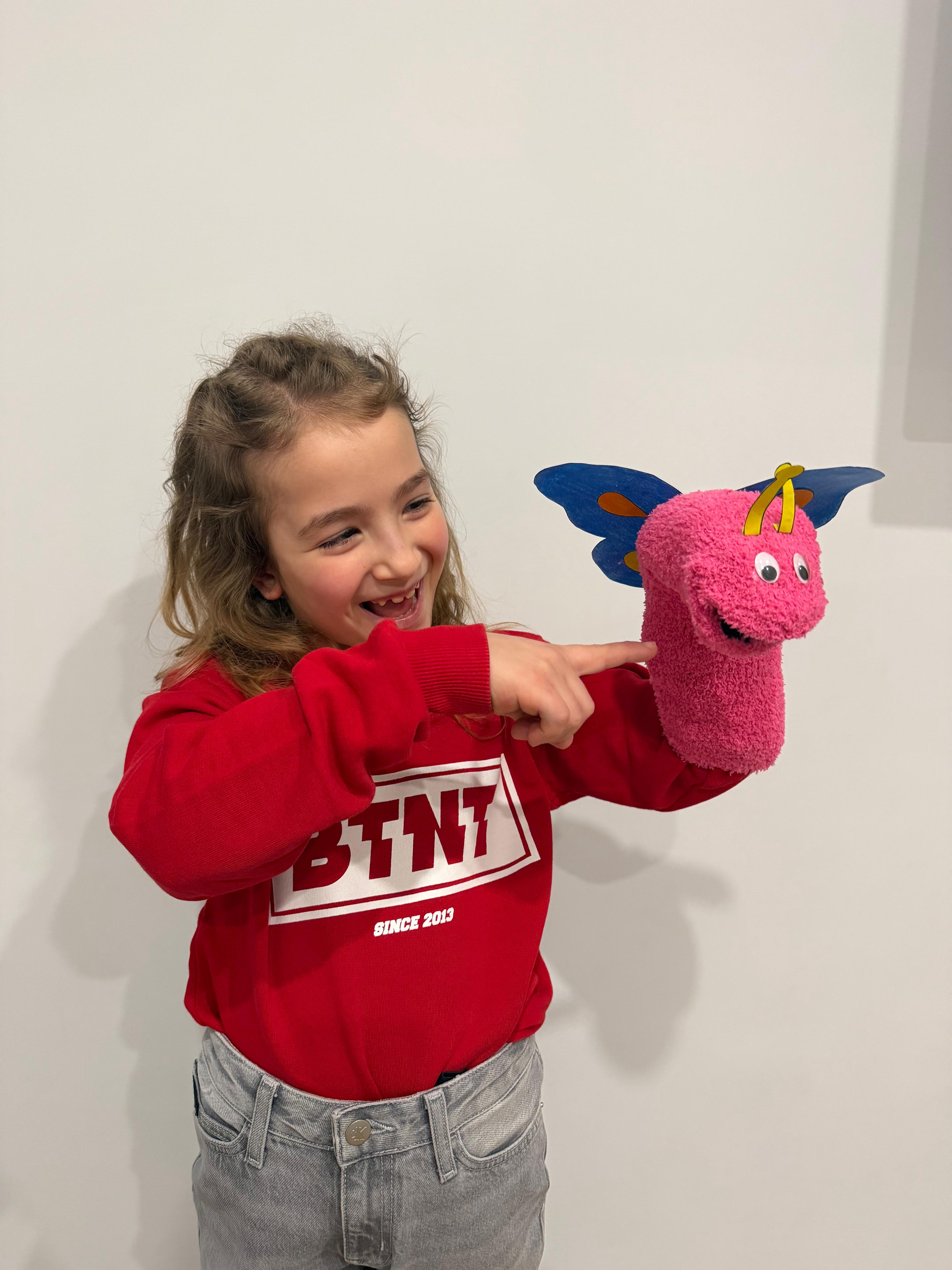 Bambina con pupazzo farfalla rosa
