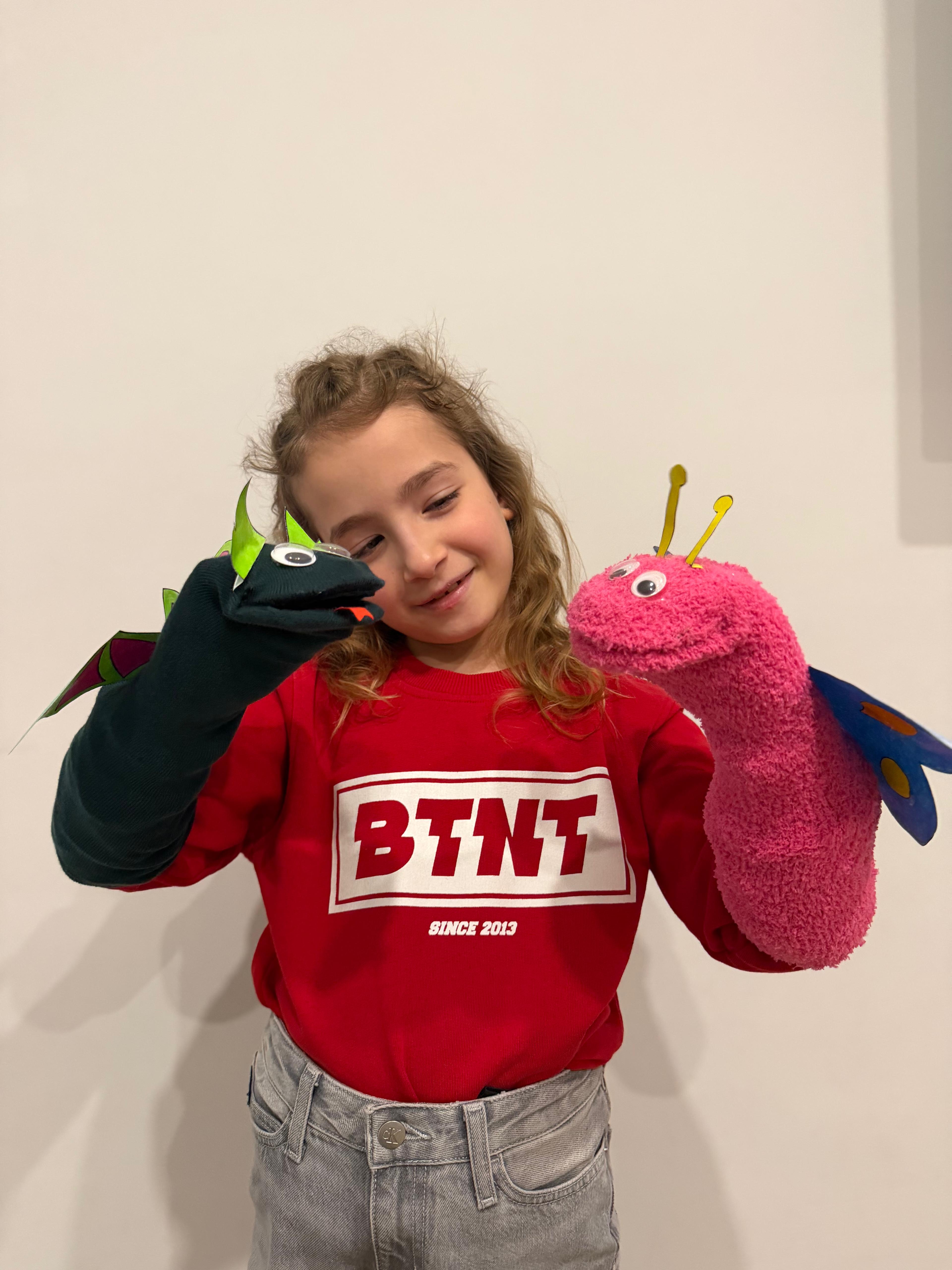 Bambina con due pupazzi