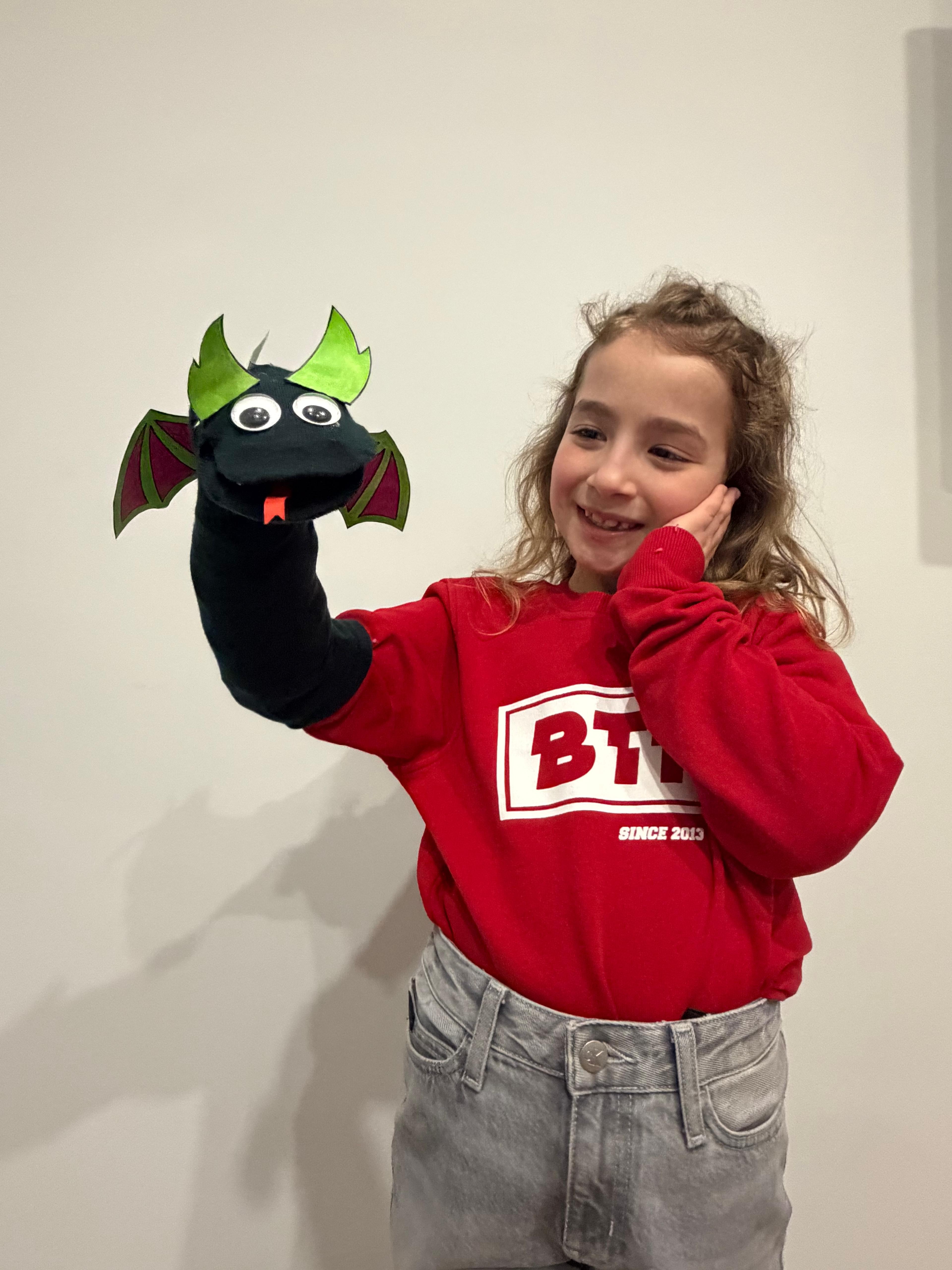 Bambina con pupazzo drago